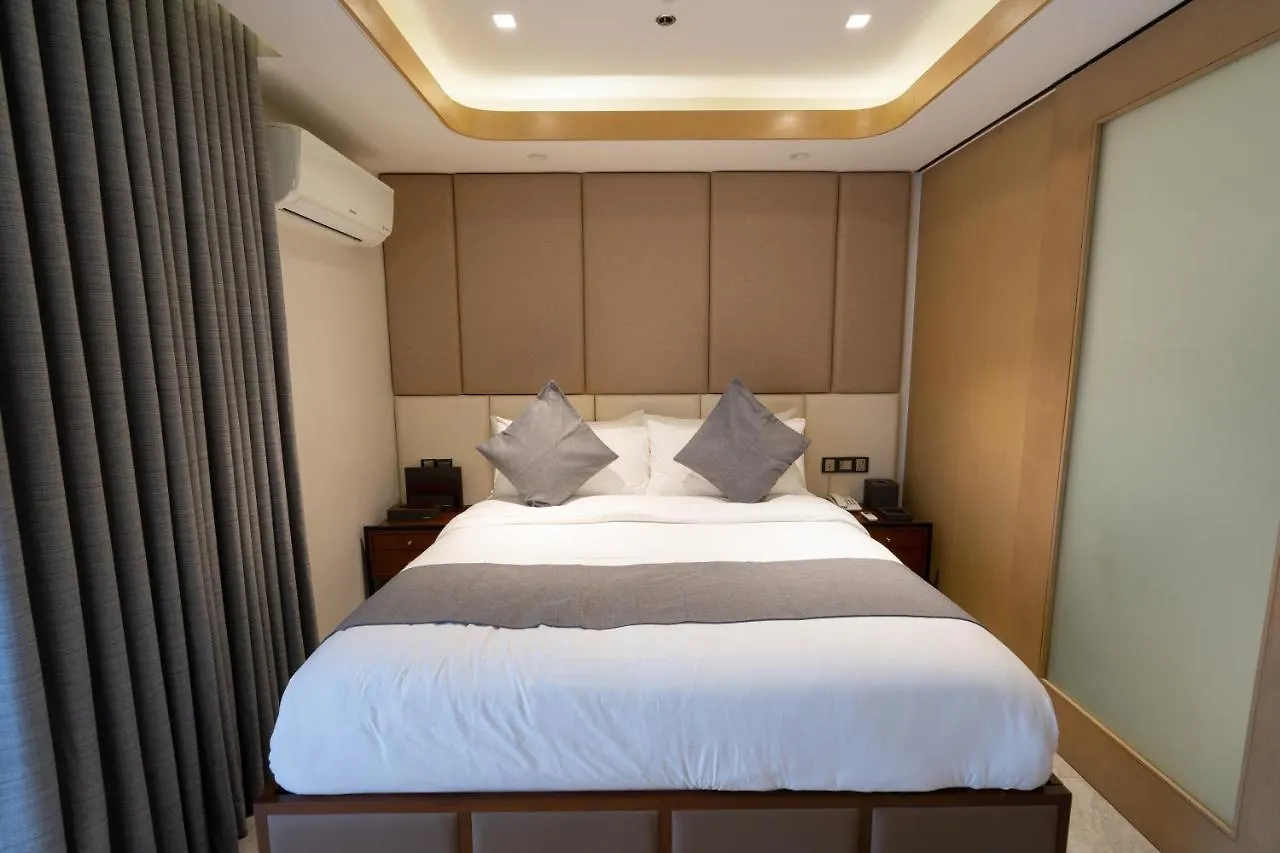 One Euphoria Luxe Hotel Angeles