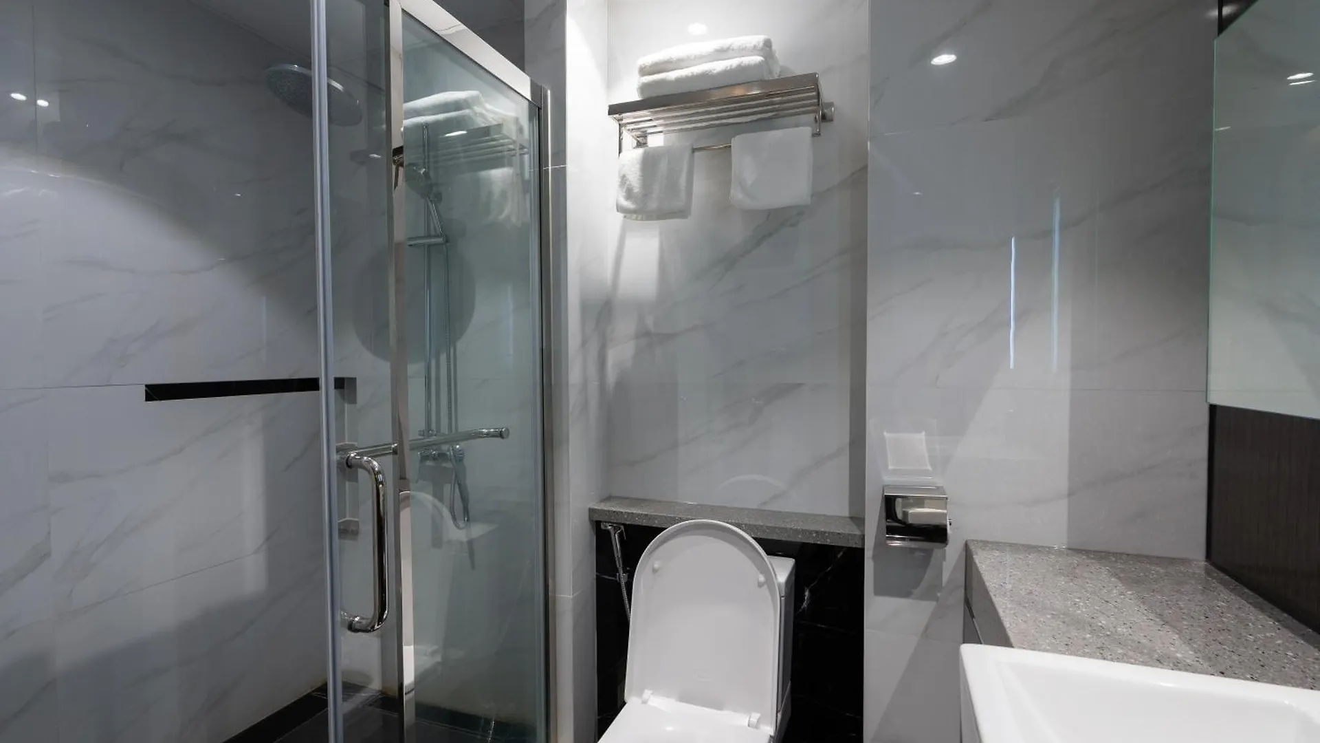One Euphoria Luxe Hotel Angeles